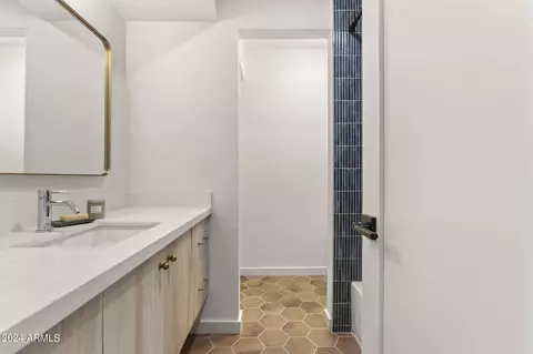 Bath - 1734 E Gold Dust Ave, Phoenix, AZ 85020 photo 5 of 6