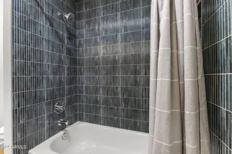 Bath - 1734 E Gold Dust Ave, Phoenix, AZ 85020 photo 6 of 6