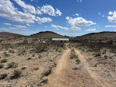 8273 E Stagecoach Rd, Willcox, AZ 85643