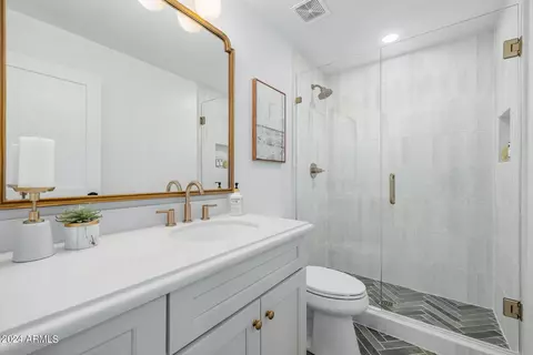 Bath - 620 E Leah Ln, Gilbert, AZ 85234 photo 9 of 9