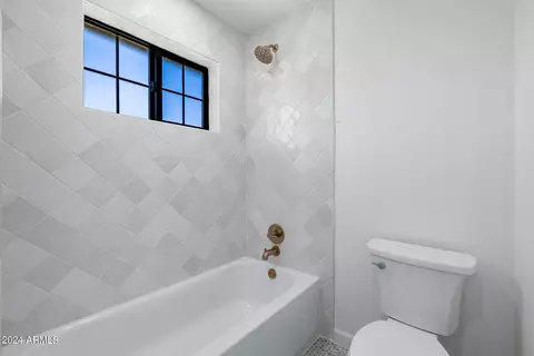 Bath - 620 E Leah Ln, Gilbert, AZ 85234 photo 8 of 9
