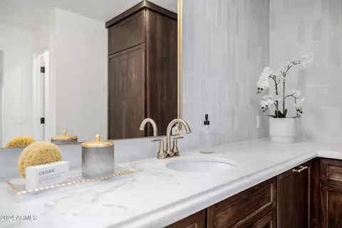 Bath - 620 E Leah Ln, Gilbert, AZ 85234 photo 3 of 9