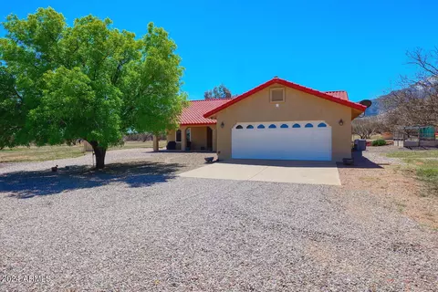 5700 E La Paloma Ln, Hereford, AZ 85615