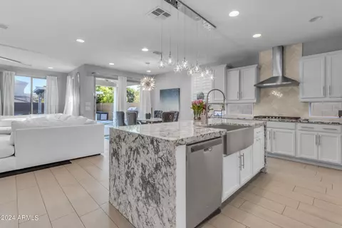 Kitchen - 2933 E Sands Dr, Phoenix, AZ 85050 photo 6 of 7