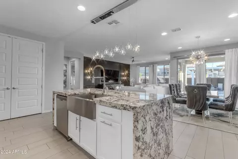Kitchen - 2933 E Sands Dr, Phoenix, AZ 85050 photo 5 of 7