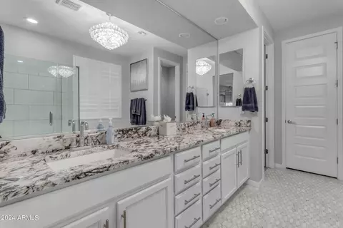 Bath - 2933 E Sands Dr, Phoenix, AZ 85050 photo 3 of 6