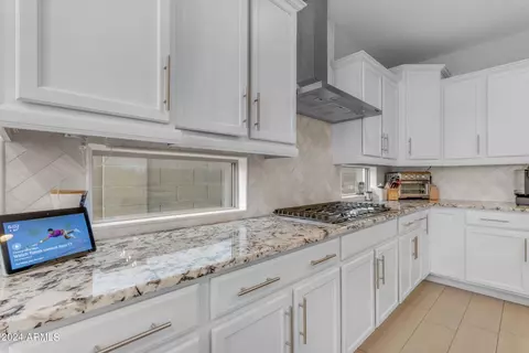 Kitchen - 2933 E Sands Dr, Phoenix, AZ 85050 photo 4 of 7