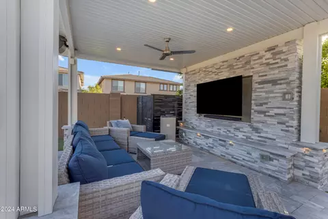 Exterior - 2933 E Sands Dr, Phoenix, AZ 85050 photo 5 of 16