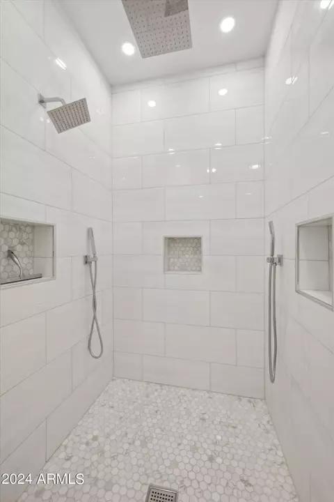 Bath - 3852 Expedition Way, Phoenix, AZ 85050 photo 3 of 7