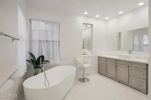Bath - 3852 Expedition Way, Phoenix, AZ 85050 photo 2 of 7