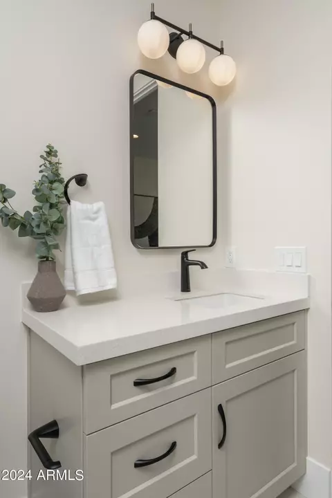 Bath - 4013 N 34th St, Phoenix, AZ 85018 photo 15 of 21