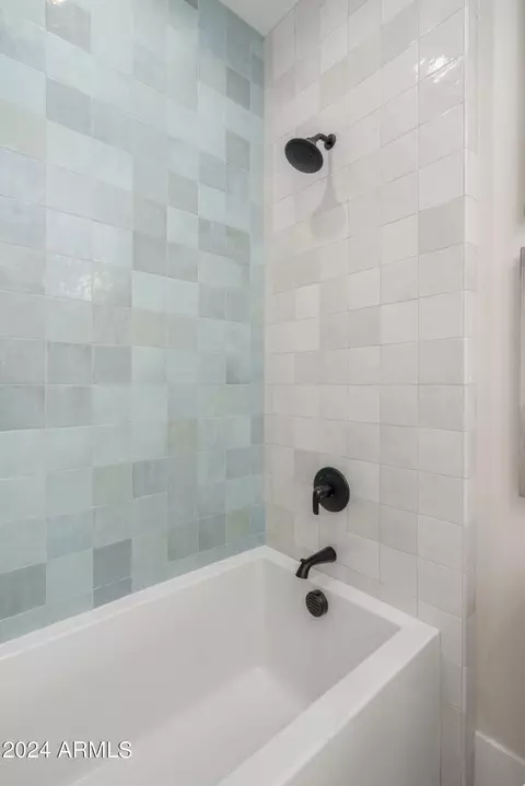 Bath - 4013 N 34th St, Phoenix, AZ 85018 photo 20 of 21