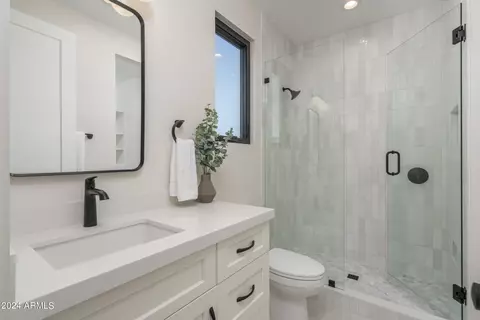 Bath - 4013 N 34th St, Phoenix, AZ 85018 photo 16 of 21