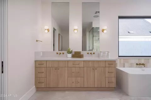 Bath - 4013 N 34th St, Phoenix, AZ 85018 photo 7 of 21