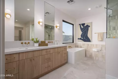 Bath - 4013 N 34th St, Phoenix, AZ 85018 photo 6 of 21