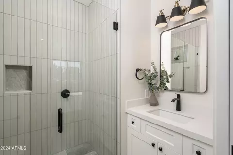 Bath - 4013 N 34th St, Phoenix, AZ 85018 photo 1 of 21