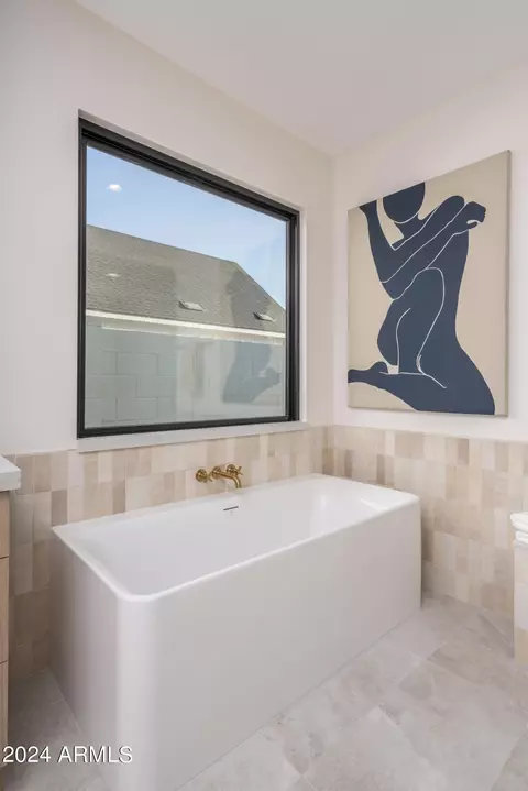 Bath - 4013 N 34th St, Phoenix, AZ 85018 photo 10 of 21