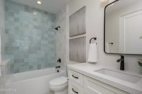 Bath - 4013 N 34th St, Phoenix, AZ 85018 photo 19 of 21