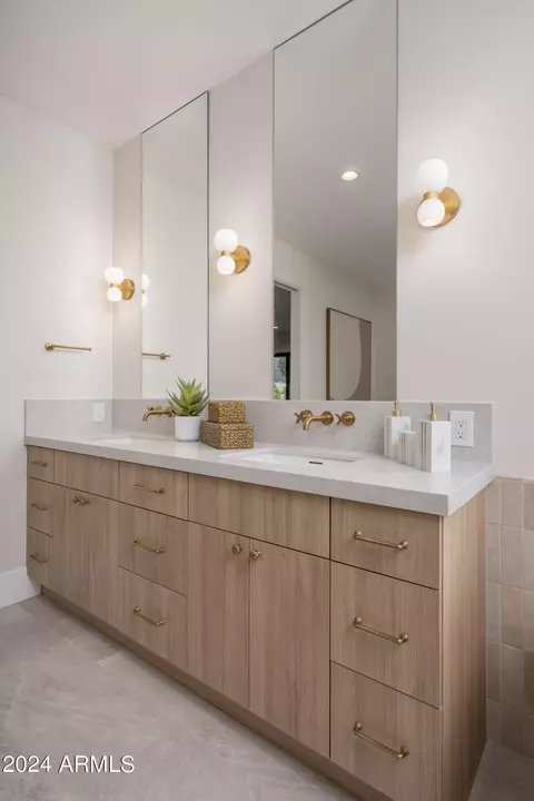 Bath - 4013 N 34th St, Phoenix, AZ 85018 photo 8 of 21