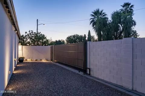 Exterior - 4013 N 34th St, Phoenix, AZ 85018 photo 9 of 10