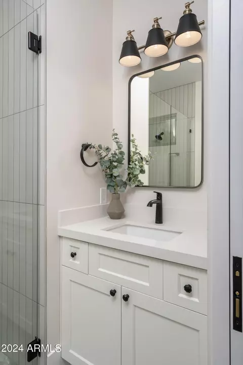 Bath - 4013 N 34th St, Phoenix, AZ 85018 photo 2 of 21