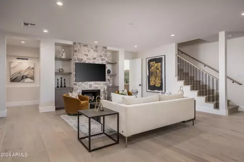 Living - 4013 N 34th St, Phoenix, AZ 85018 photo 1 of 2