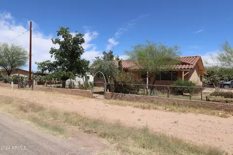 50204 N 1st St, Aguila, AZ 85320