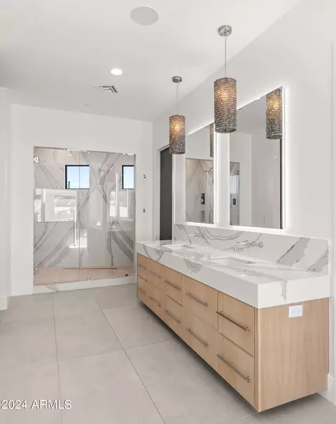 Bath - 3197 E San Miguel Ave, Phoenix, AZ 85016 photo 2 of 8