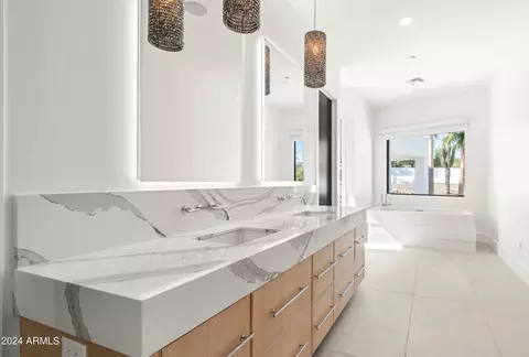 Bath - 3197 E San Miguel Ave, Phoenix, AZ 85016 photo 1 of 8