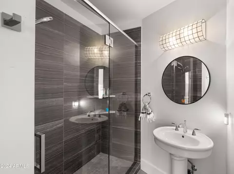 Bath - 3197 E San Miguel Ave, Phoenix, AZ 85016 photo 8 of 8