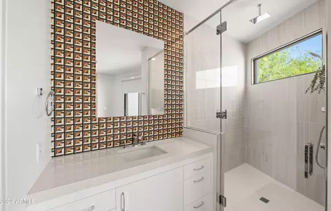 Bath - 3197 E San Miguel Ave, Phoenix, AZ 85016 photo 6 of 8