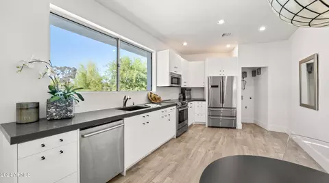 Kitchen - 3197 E San Miguel Ave, Phoenix, AZ 85016 photo 6 of 7