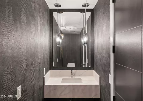 Bath - 3197 E San Miguel Ave, Phoenix, AZ 85016 photo 7 of 8