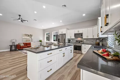 Kitchen - 1323 E Oregon Ave, Phoenix, AZ 85014 photo 9 of 15