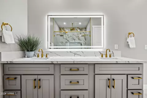 Bath - 1323 E Oregon Ave, Phoenix, AZ 85014 photo 4 of 9