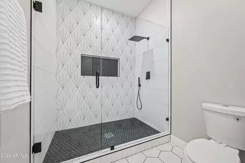 Bath - 1323 E Oregon Ave, Phoenix, AZ 85014 photo 6 of 9