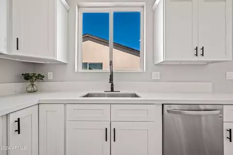 Kitchen - 1323 E Oregon Ave, Phoenix, AZ 85014 photo 14 of 15
