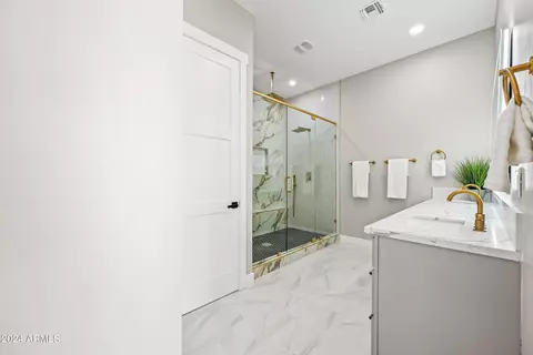 Bath - 1323 E Oregon Ave, Phoenix, AZ 85014 photo 1 of 9