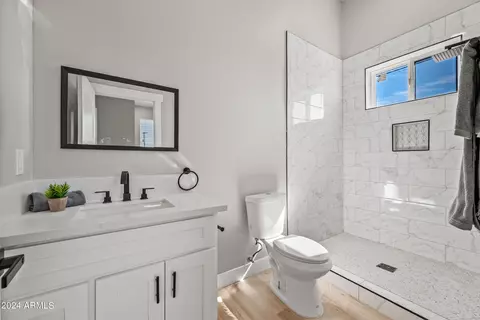 Bath - 1323 E Oregon Ave, Phoenix, AZ 85014 photo 8 of 9