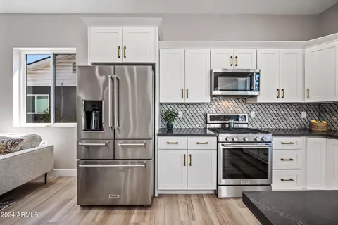 Kitchen - 1323 E Oregon Ave, Phoenix, AZ 85014 photo 5 of 15