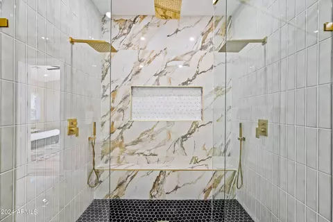 Bath - 1323 E Oregon Ave, Phoenix, AZ 85014 photo 3 of 9