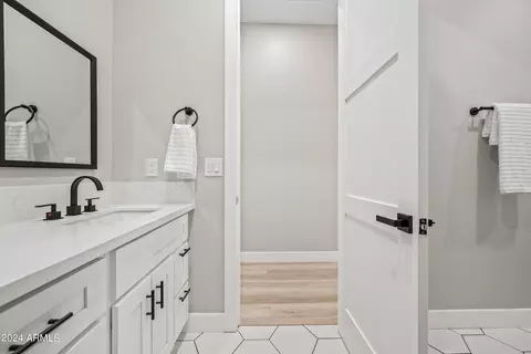 Bath - 1323 E Oregon Ave, Phoenix, AZ 85014 photo 7 of 9