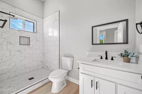Bath - 1323 E Oregon Ave, Phoenix, AZ 85014 photo 9 of 9