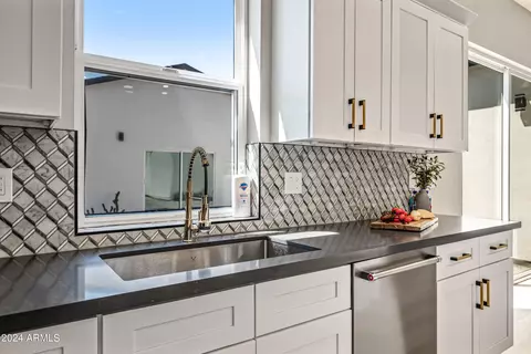 Kitchen - 1323 E Oregon Ave, Phoenix, AZ 85014 photo 8 of 15