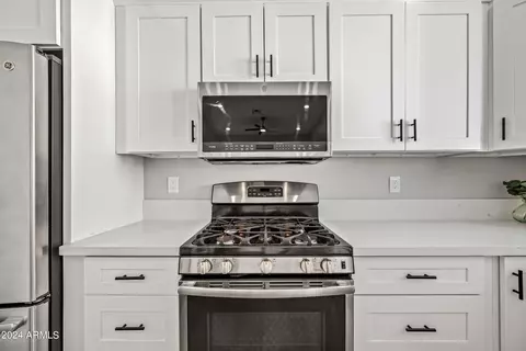 Kitchen - 1323 E Oregon Ave, Phoenix, AZ 85014 photo 13 of 15