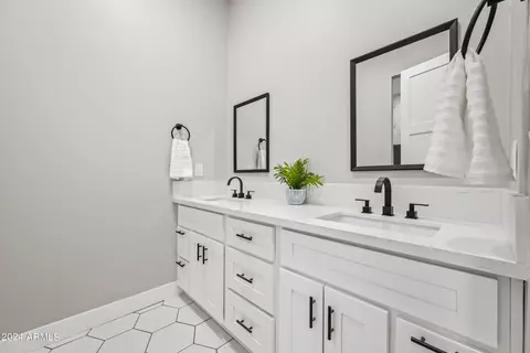 Bath - 1323 E Oregon Ave, Phoenix, AZ 85014 photo 5 of 9