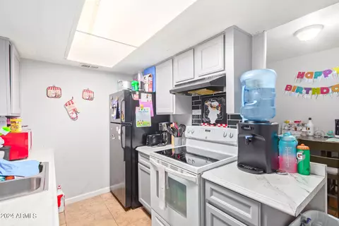 Kitchen - 711 E Marilyn Ave, Mesa, AZ 85204 photo 7 of 8