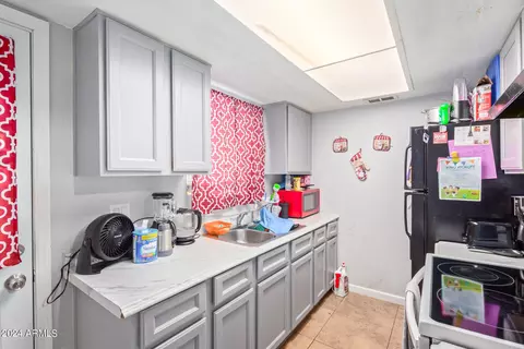 Kitchen - 711 E Marilyn Ave, Mesa, AZ 85204 photo 6 of 8
