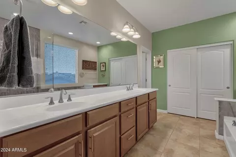 Bath - 1074 E Periwinkle Way, Gilbert, AZ 85297 photo 4 of 6