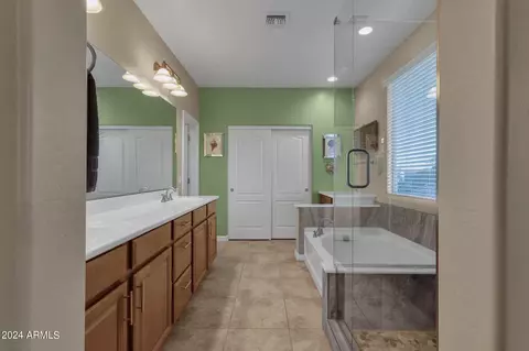 Bath - 1074 E Periwinkle Way, Gilbert, AZ 85297 photo 3 of 6